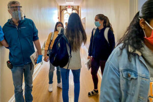 Students and author Darin Strauss on the hallway in Founders Hall.