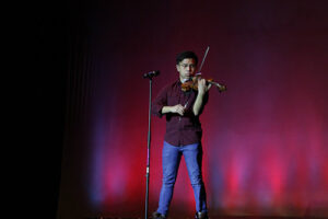Jerome Viloria ’16 plays the violin on stage.